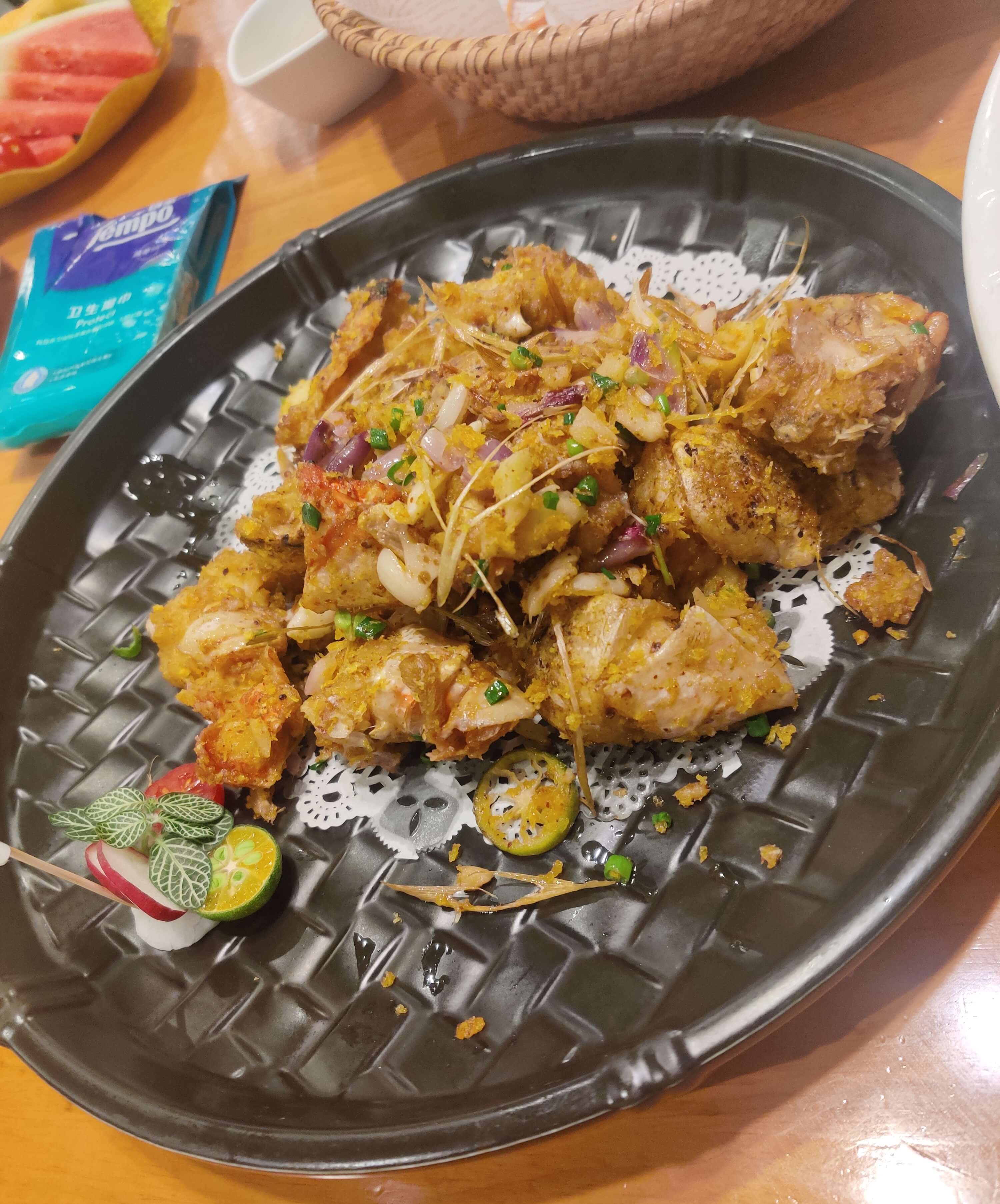 一蟹三吃里最中意干焗蟹肉,一定要趁热吃,如果凉了可以让服务员拿给后厨加热一下